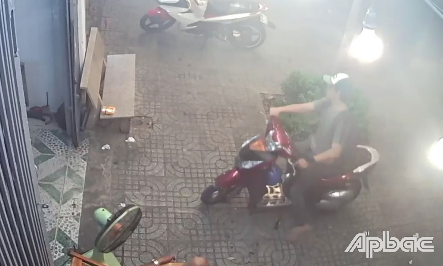 Đối tượng đang thực hiện hành vi trộm bị camera ghi hình lại.