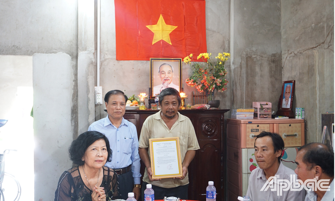 Đại diện lãnh đạo UBND phường 5, thị xã Cai Lậy trao quyết định bàn giao căn nhà đến hộ ông Nguyễn Văn Sáu. 