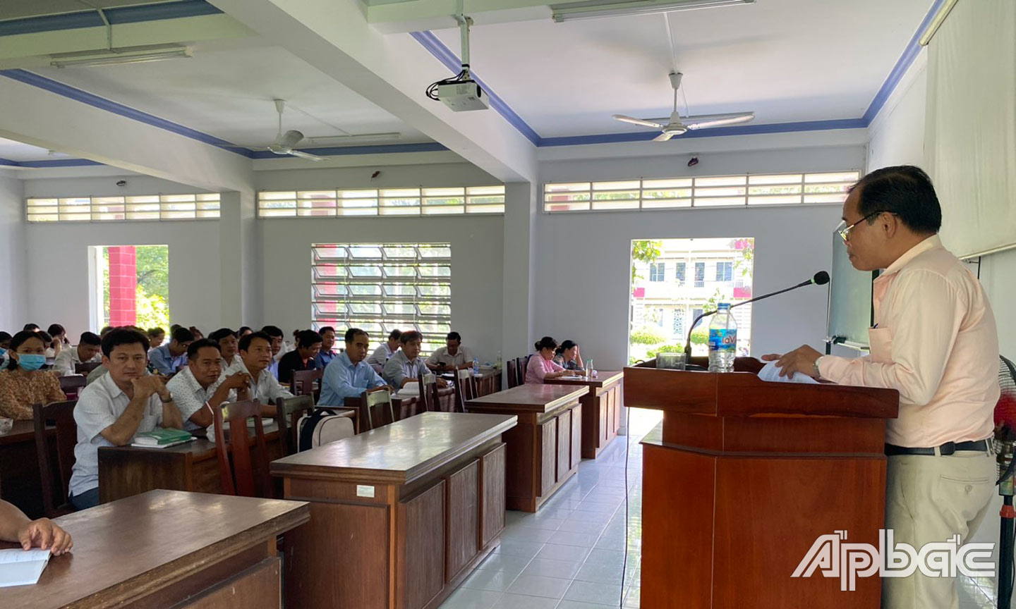 Phó Hiệu trưởng Trường Chính trị Tiền Giang Nguyễn Văn Sơn truyền tải nội dung Cuốn sách của Tổng Bí thư tại lớp trung cấp lý luận chính trị.   