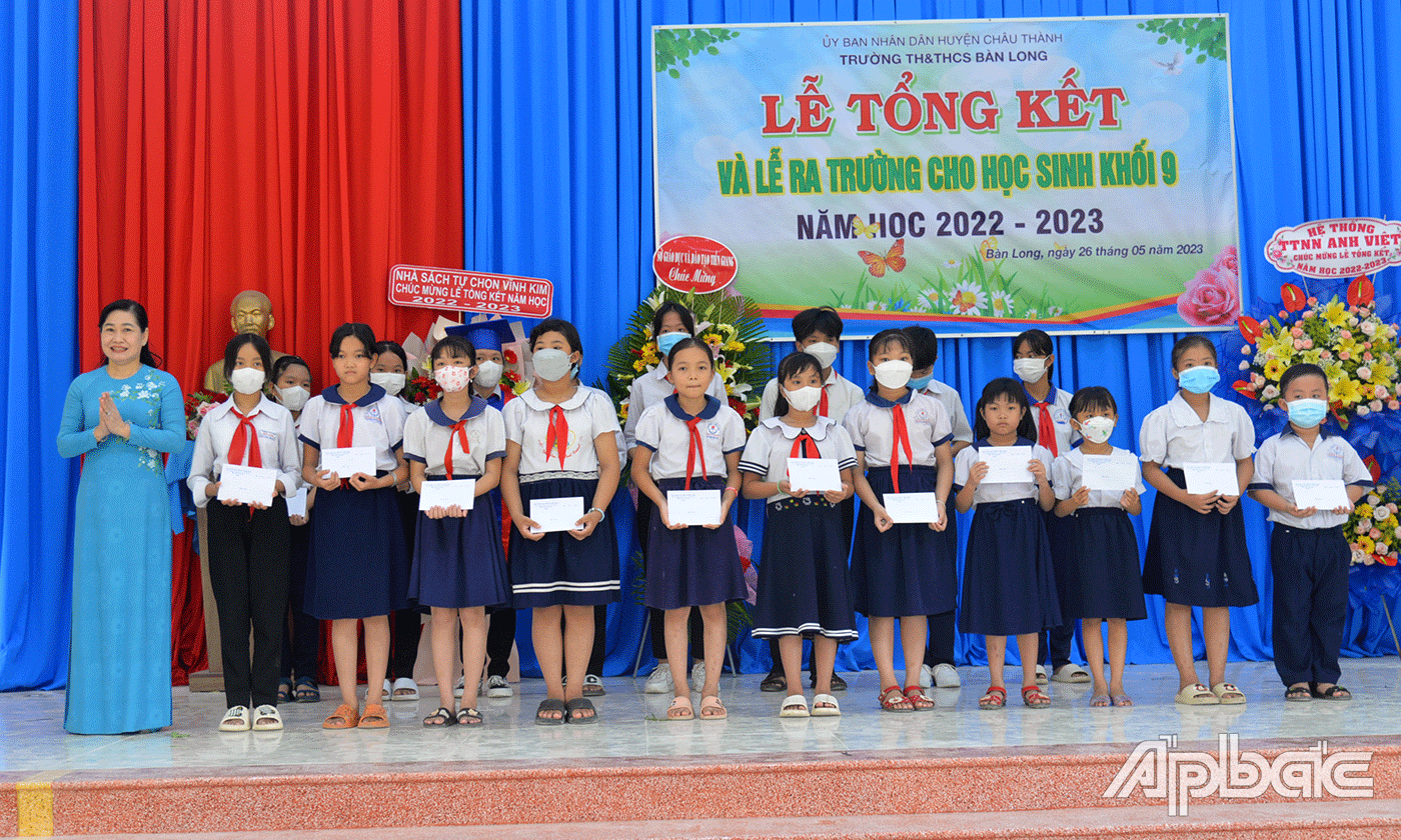 Đồng chí Châu Thị Mỹ Phương, Ủy viên Ban Thường vụ, Trưởng Ban Tuyên giáo Tỉnh ủy trao 20 suất học bổng cho học sinh nhà trường.