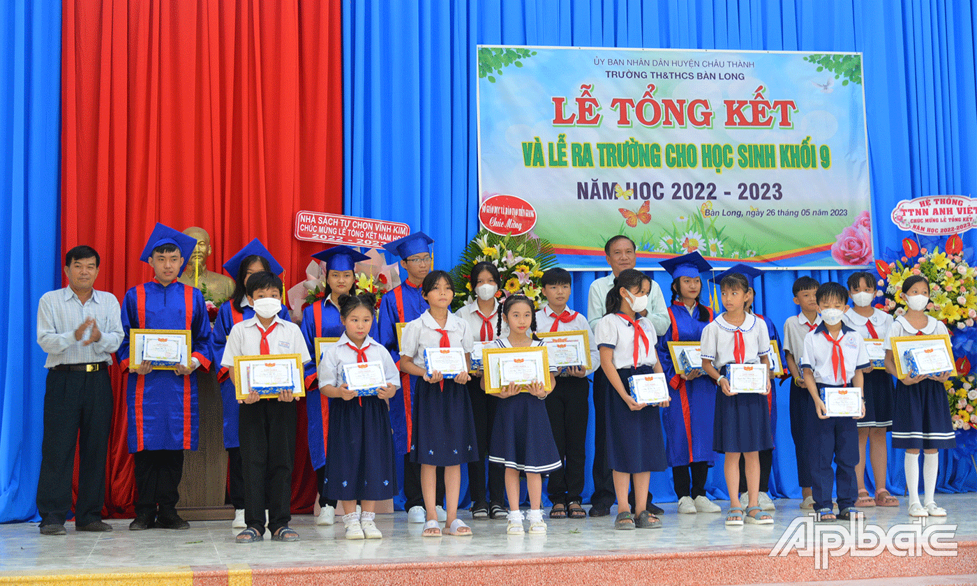 Khen thưởng giáo viên và học sinh nhà trường đạt thành tích trong năm học.
