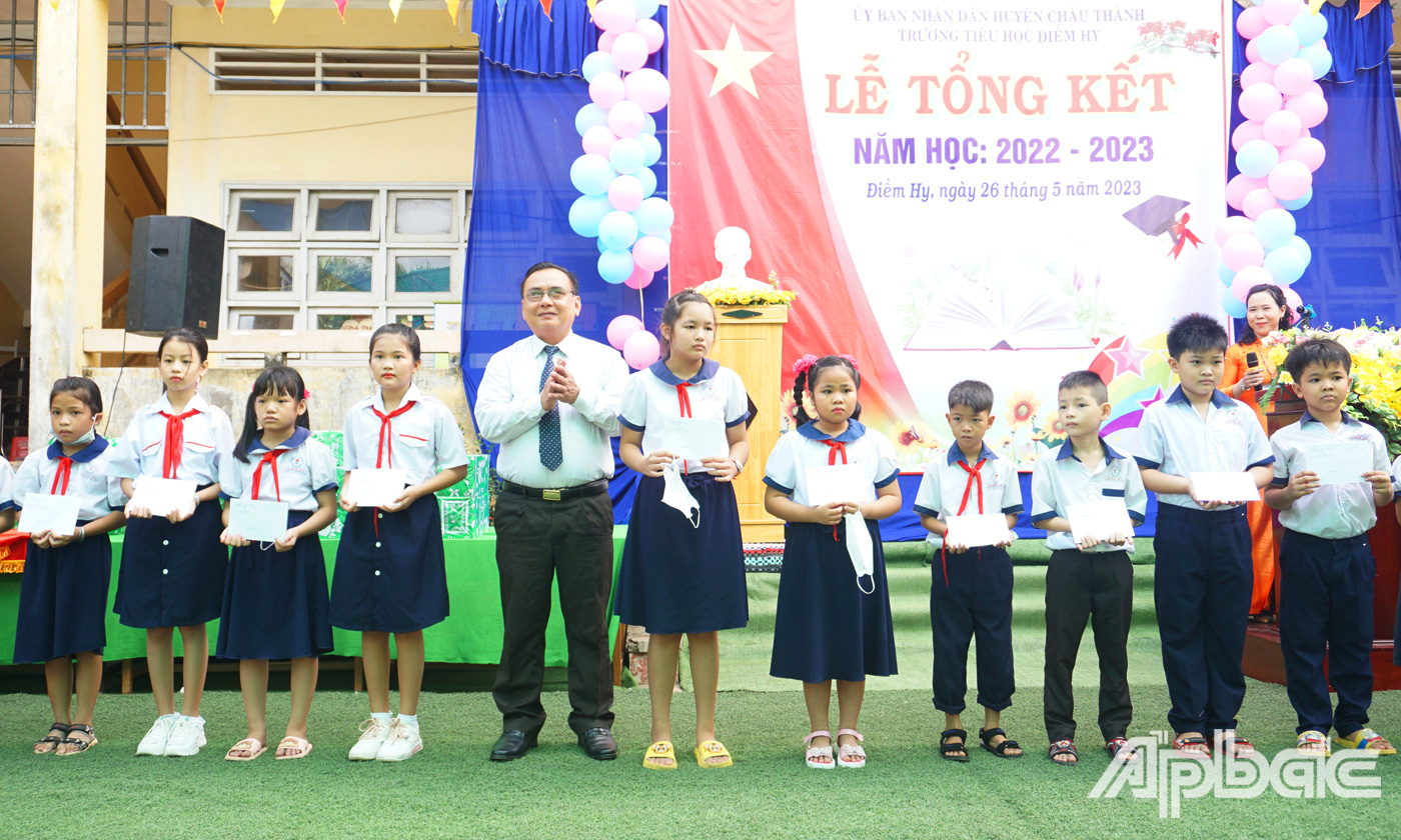 Đồng chí Võ Văn Bình trao học bổng cho các em học sinh vượt khó học tốt