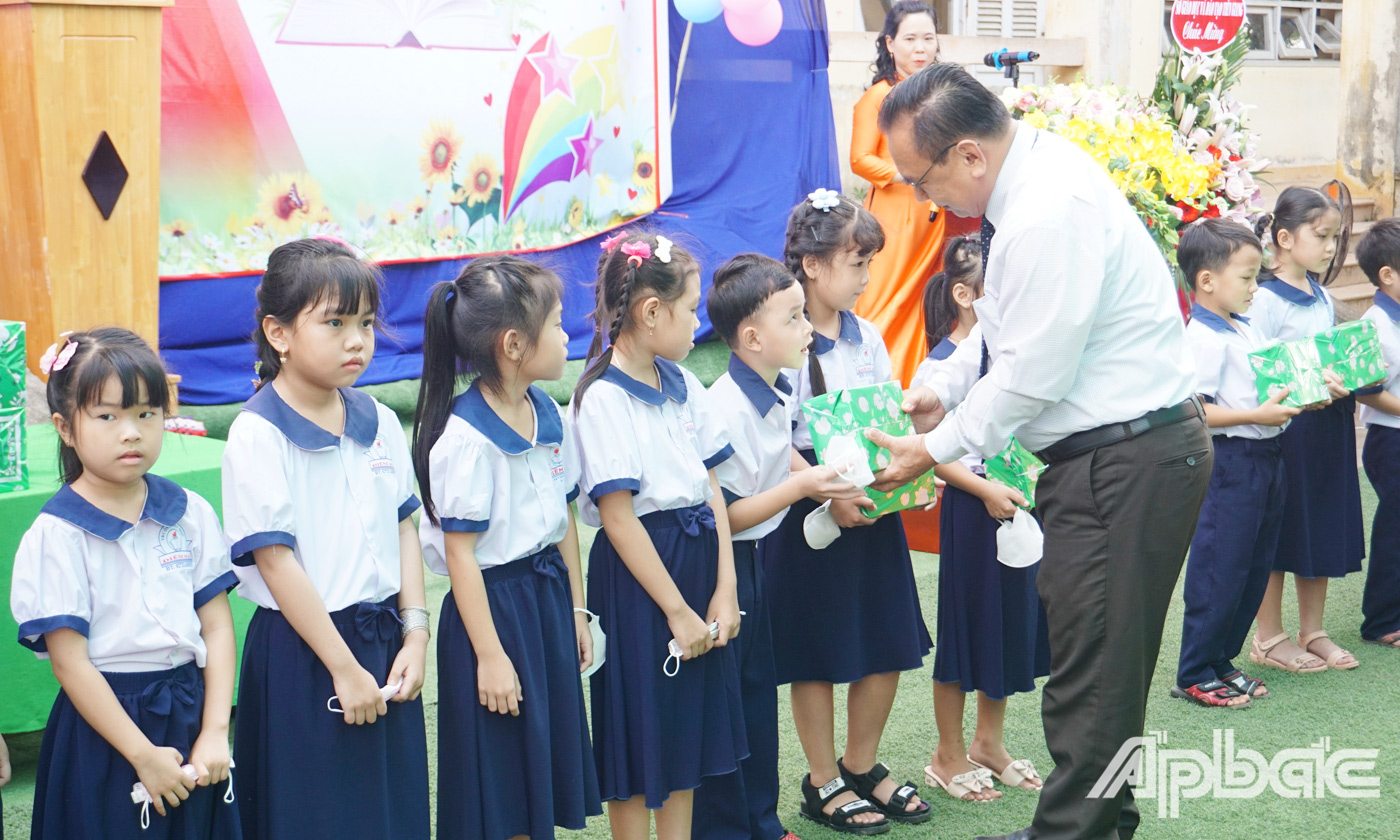 Đồng chí Võ Văn Bình trao thưởng cho các em học sinh có thành tích xuất sắc trong năm học 2022 – 2023