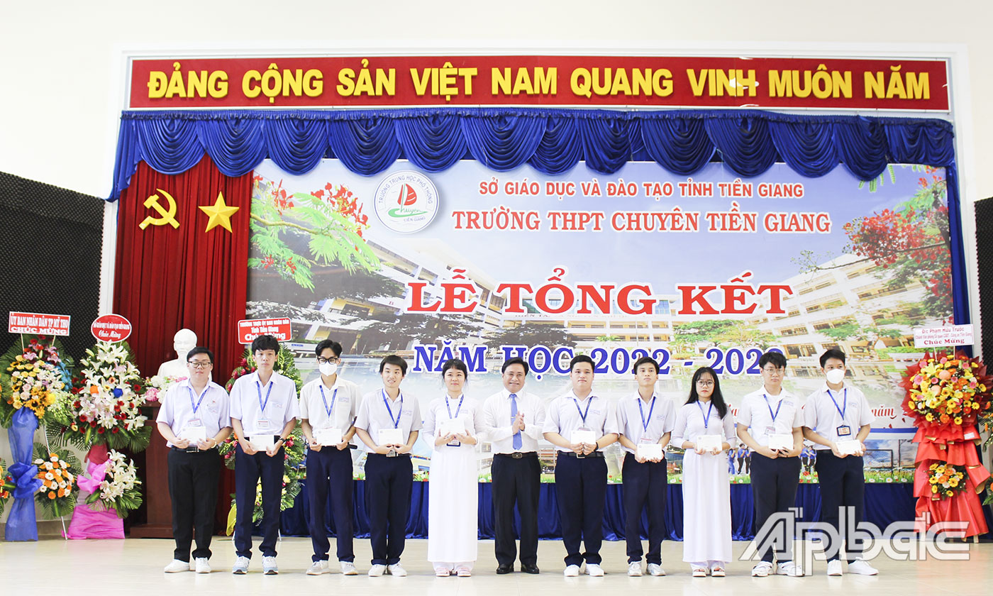 Đồng chí Trần Văn Dũng trao học bổng cho các em học sinh 