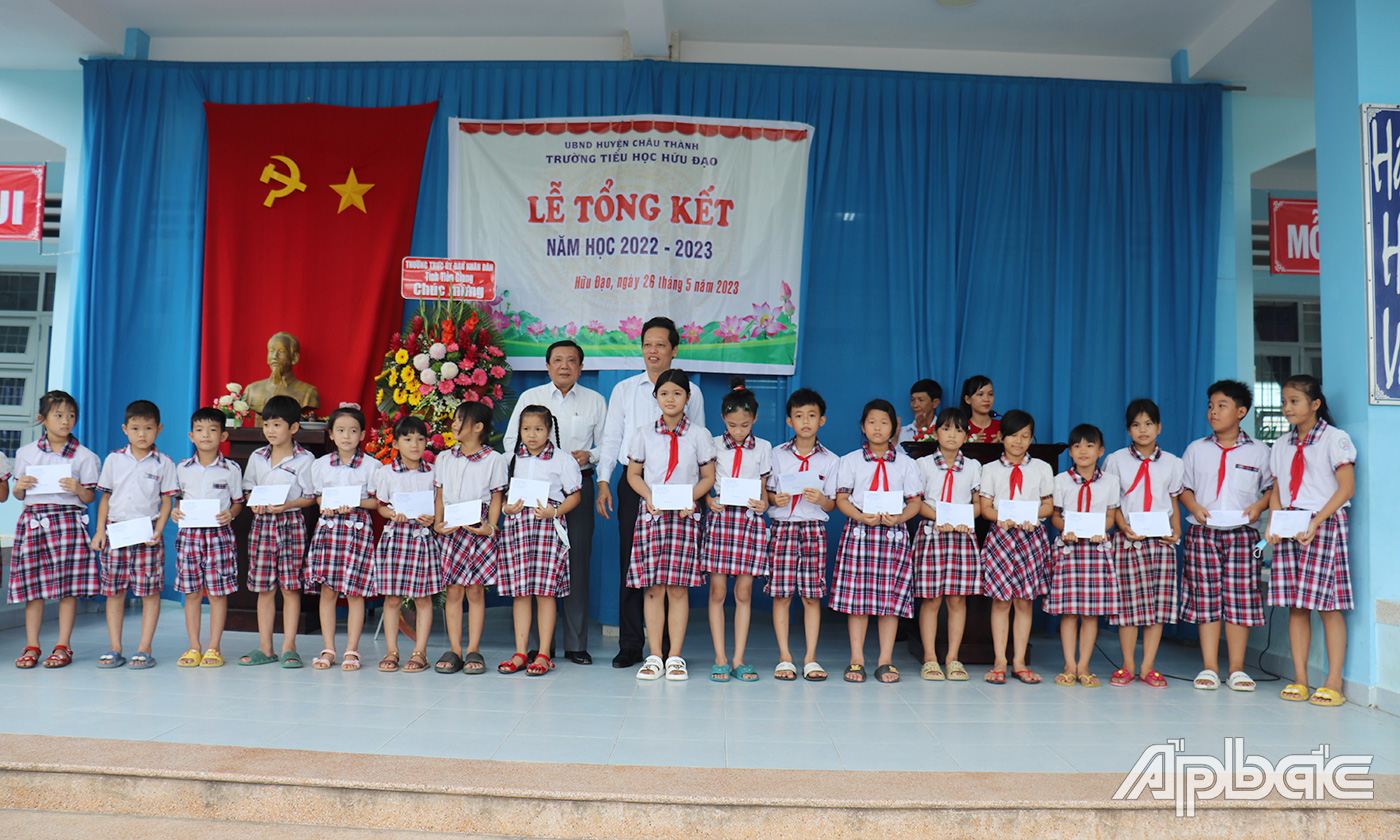 Đồng chí Nguyễn Thành Diệu trao học bổng cho các em học sinh vượt khó học tốt.