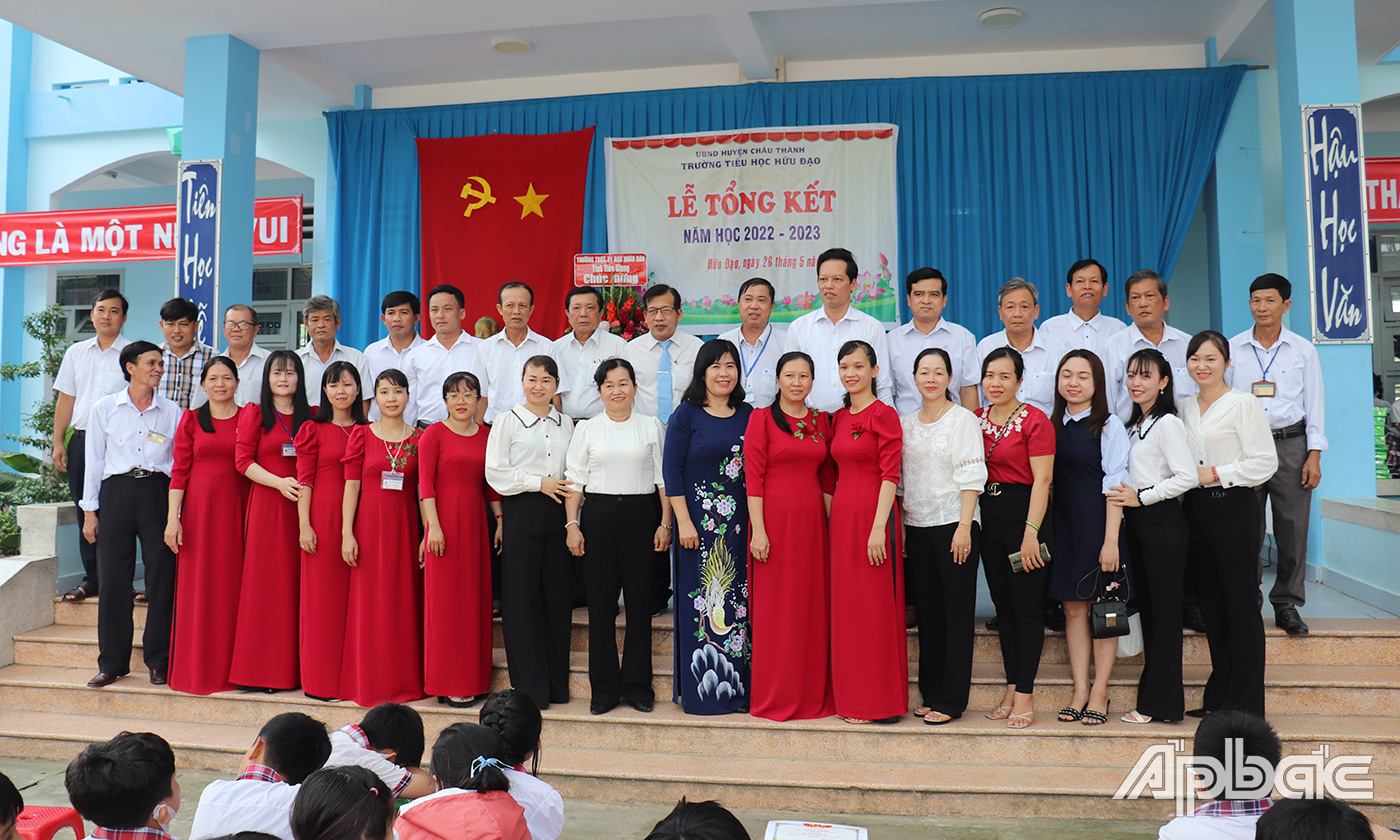 Các đại biểu chụp ảnh lưu niệm tại lễ tổng kết.