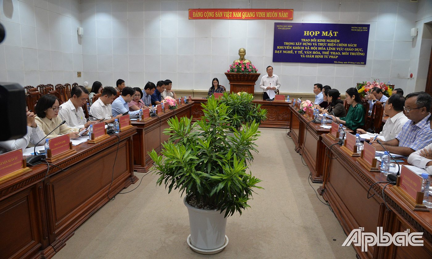 Quang cảnh buổi làm việc