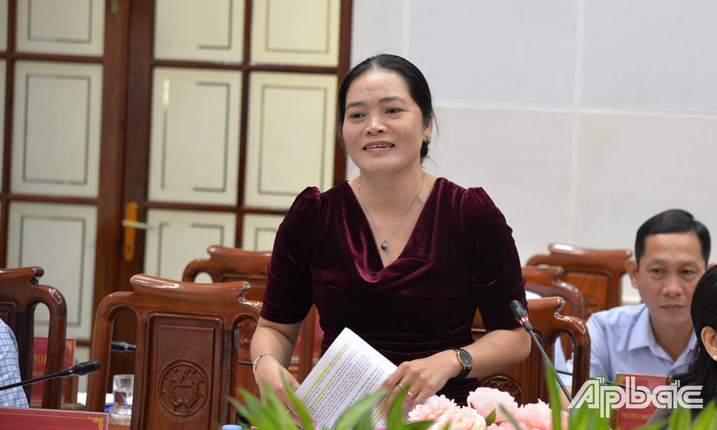 Lãnh đạo các Ban của HĐND tỉnh trả lời các ý kiến kiến nghị của các đại biểu tại hội nghị