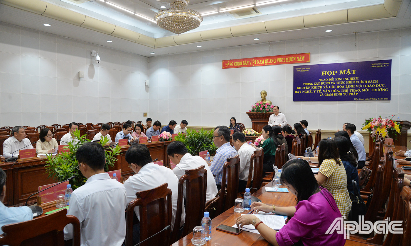 Quang cảnh buổi làm việc