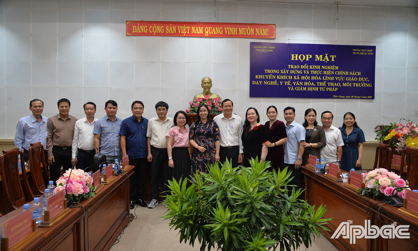 Đoàn Thường trực HĐND Thành phố Đà Nẵng tặng quà và chụp ảnh lưu niệm với HĐND tỉnh Tiền Giang