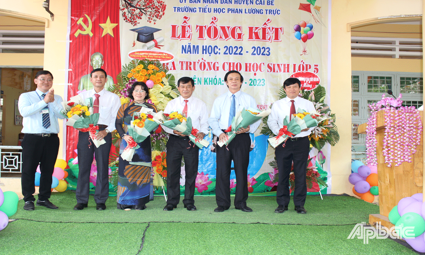 Lãnh đạo nhà trường tặng hoa cho các đại biểu.