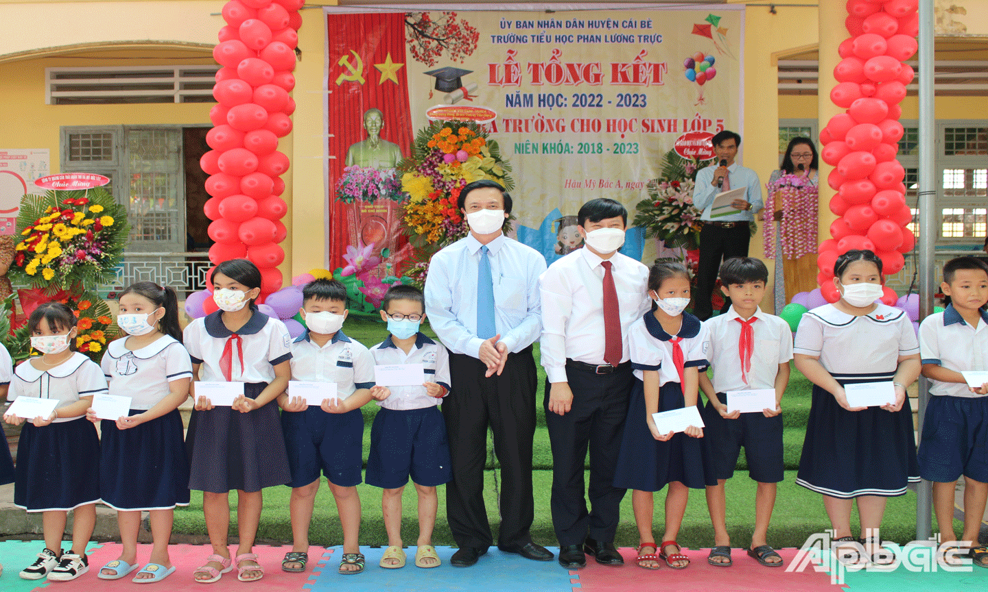 Phát học bổng cho học sinh có hoàn cảnh khó khăn vượt khó học tốt.
