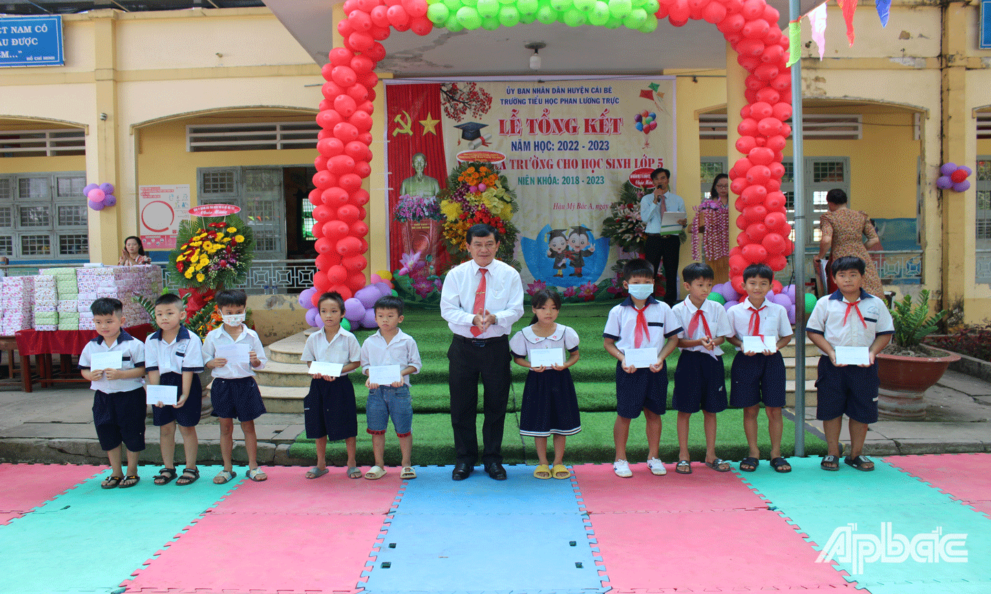 Bí thư Huyện ủy Cái Bè Trần Văn Út trao học bổng cho học sinh có hoàn cảnh khó khăn vượt khó học tốt của trường.