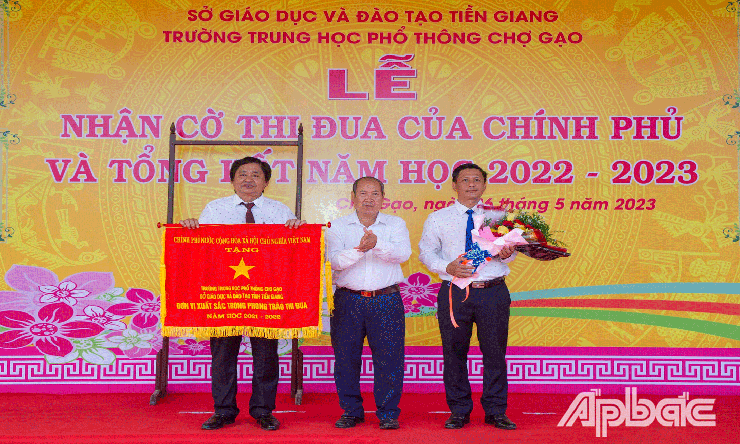 Trường THPT Chợ Gạo đón nhận Cờ thi đua Thủ tướng Chính phủ vì 