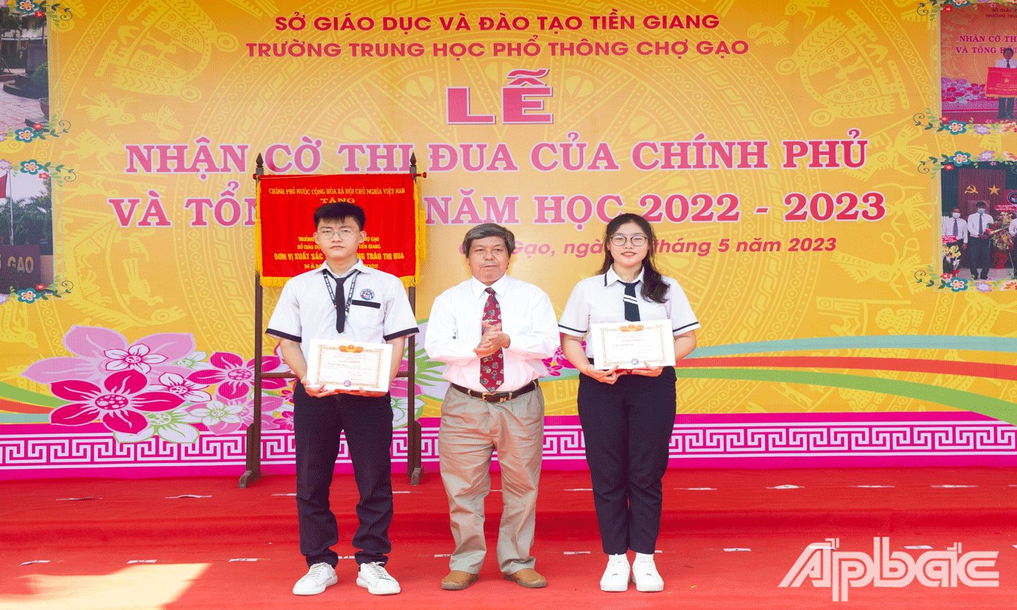 Phát thưởng cho học sinh giỏi. 
