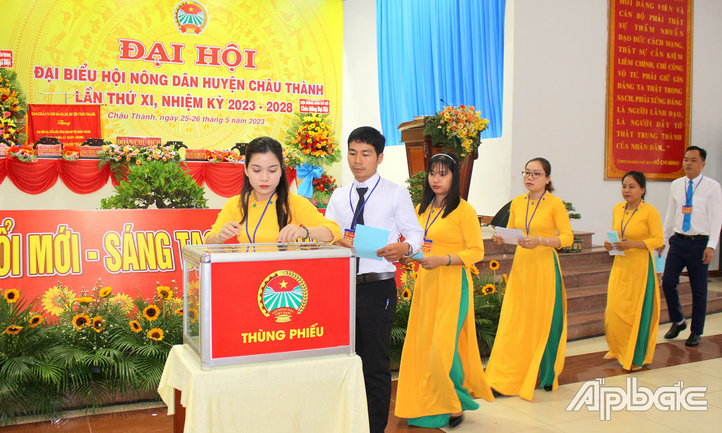 Đại biểu tham gia bỏ phiếu bầu tại Đại hội.