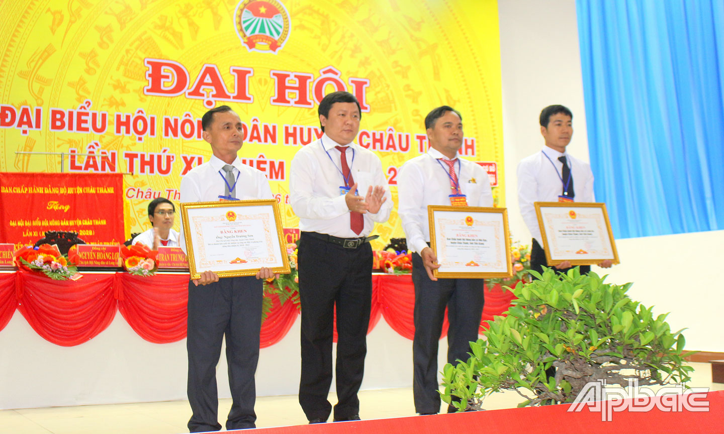 Trao Bằng khen của Trung ương Hội Nông dân Việt Nam cho các tập thể và cá nhân có thành tích xuất sắc trong công tác Hội và phong trào nông dân trong nhiệm kỳ qua.