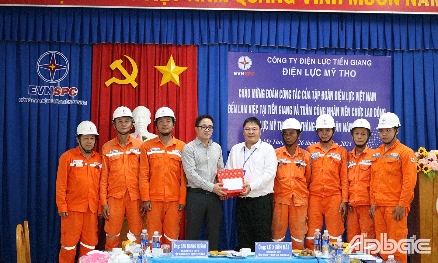 Đoàn công tác của Tập đoàn Điện lực Việt Nam thăm hỏi, tặng quà cho công nhân, viên chức, lao động Điện lực Mỹ Tho