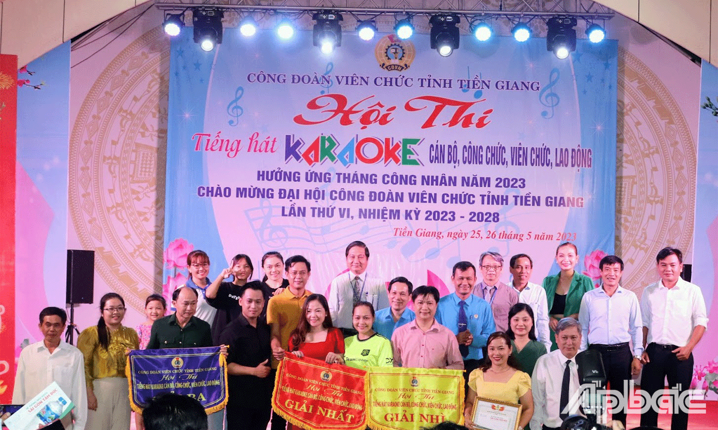 Ban tổ chức chụp ảnh lưu niệm cùng các đơn vị tham gia dự thi tại lễ bế mạc