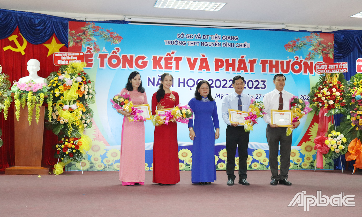Phó Giám đốc Sở GD&DT tặng Giấy khen cho 4 giáo viên đạt danh hiệu giáo viên dạy giỏi cấp tỉnh.