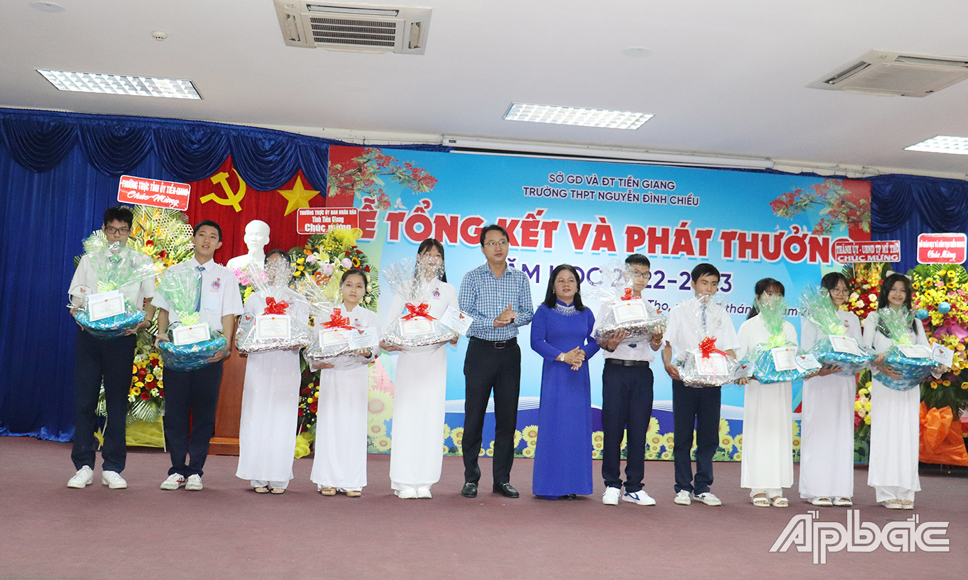 Tặng Giấy khen và quà cho các em học sinh giỏi nhất khối, học sinh giỏi 3 năm liền.