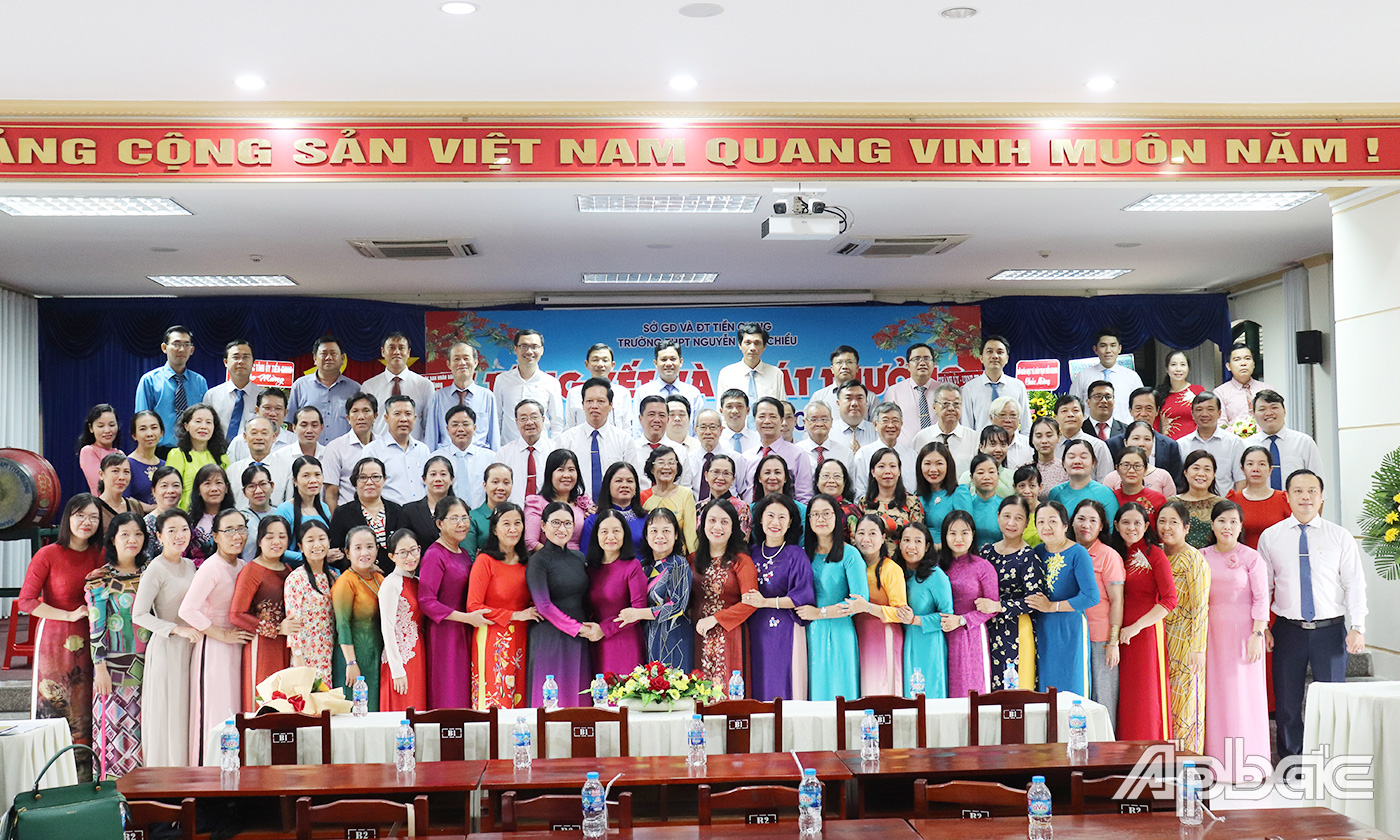 Các đại biểu chụp ảnh lưu niệm tại buổi lễ tổng kết.
