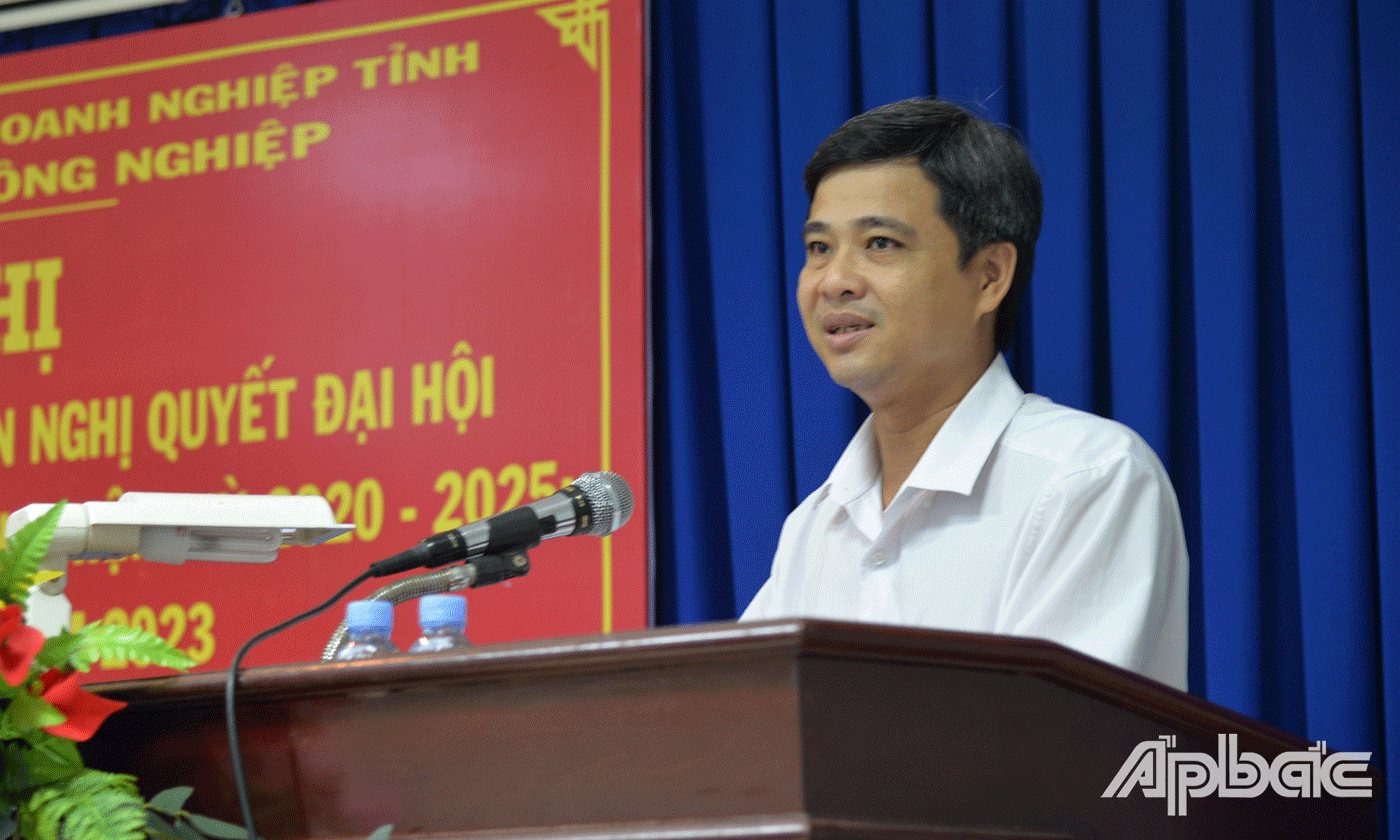 Bí thư Đảng uỷ các Khu công nghiệp tỉnh Trần Minh Diễn phát biểu tại hội nghị.