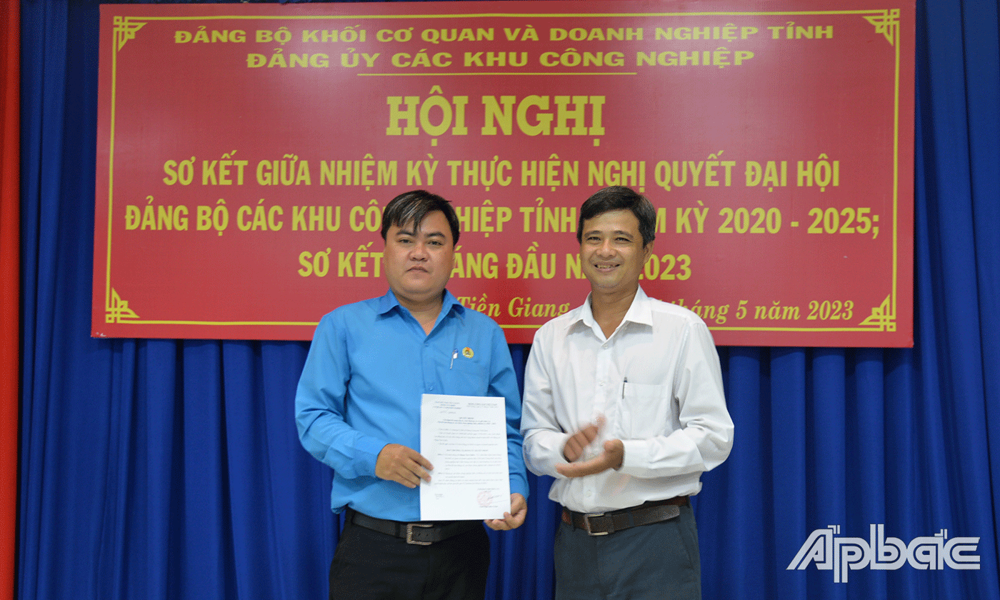 Trao Quyết định của Đảng uỷ Khối cơ quan và doanh nghiệp tỉnh chỉ định đồng chí Đặng Văn Chiến giữ chức vụ Phó Bí thư Đảng uỷ các Khu công nghiệp tỉnh, nhiệm kỳ 2020-2025.