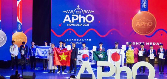 Học sinh Việt Nam nhận giải.
