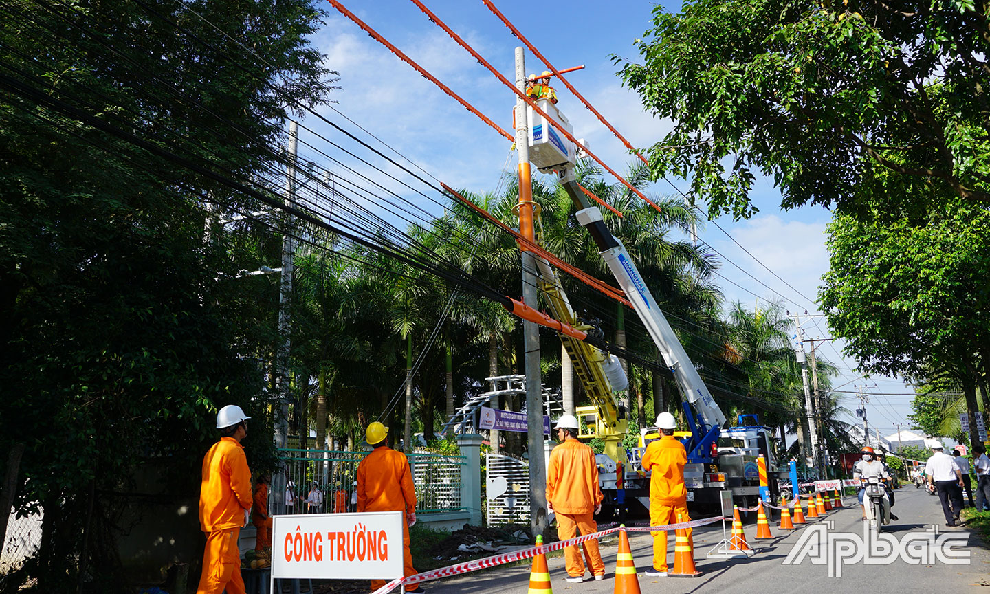 Điện lực Tiền Giang nỗ lực việc cung cấp điện đảm bảo an toàn, thống nhất.