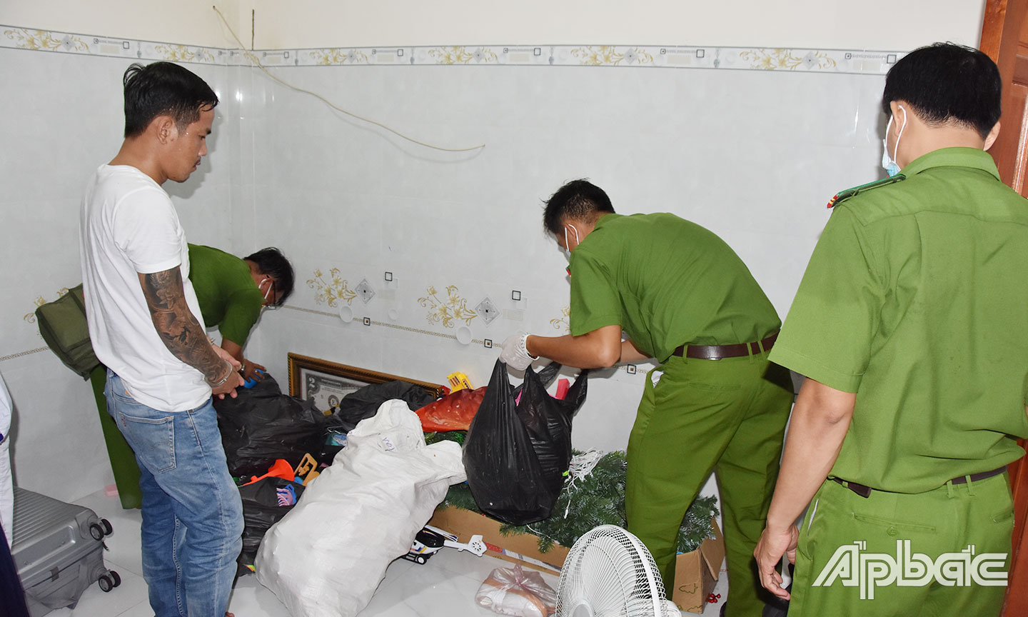 Khám xét nơi ở của đối tượng Phạm Kỷ, có hành vi tàng trữ súng quân dụng và hung khí tại xã Tân Lý Đông, huyện Châu Thành.                               Ảnh: Trọng Tín
