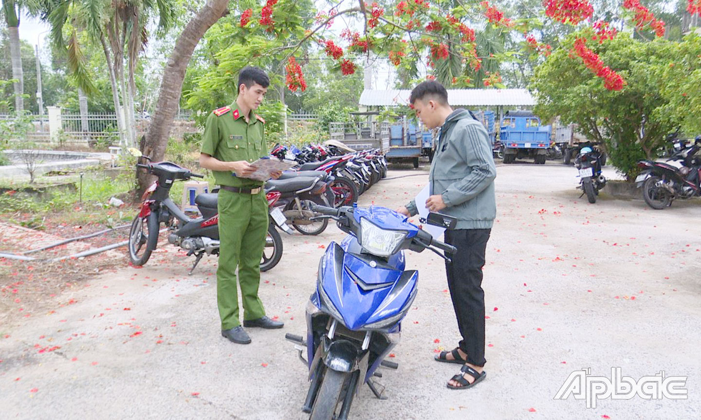 Công an huyện Tân Phước trao trả xe mô tô cho anh Nguyễn Văn Luýt.                                          Ảnh: Thanh Việt