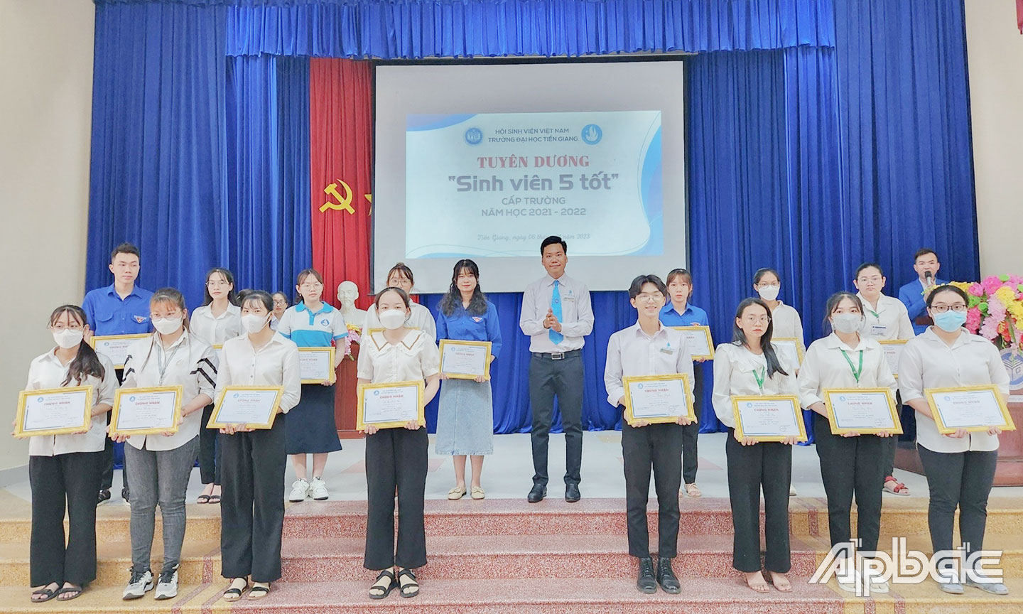 Tuyên dương “SV 5 tốt” cấp trường (Ảnh do Hội SV Trường ĐH Tiền Giang cung cấp).