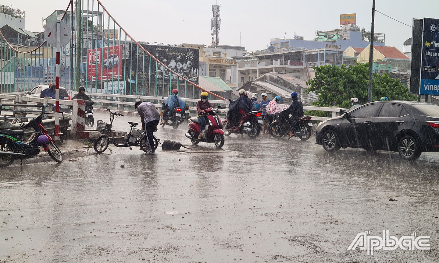 Va quẹt tại cầu Quay do xe chở hàng cồng kềnh, 1 học sinh đi xe đạp điện không nón bảo hiểm bị té ngã.