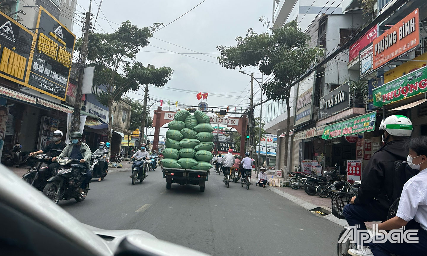 Xe chở hàng cồng kềnh trên đường 30-4 (TX. Cai Lậy).
