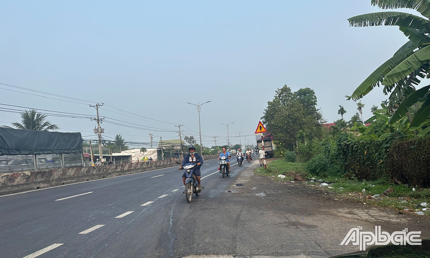 Chạy ngược chiều trên Quốc lộ 1, đoạn Nhị Mỹ (TX. Cai Lậy) vào lúc 6 giờ 15 phút.