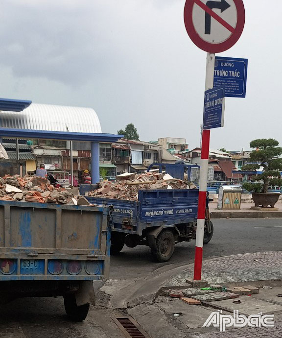 Xe chở “xà bần” rơi vãi và chạy ngược chiều trên đường 1 chiều đường Trưng Trắc, phường 1 (TP. Mỹ Tho).
