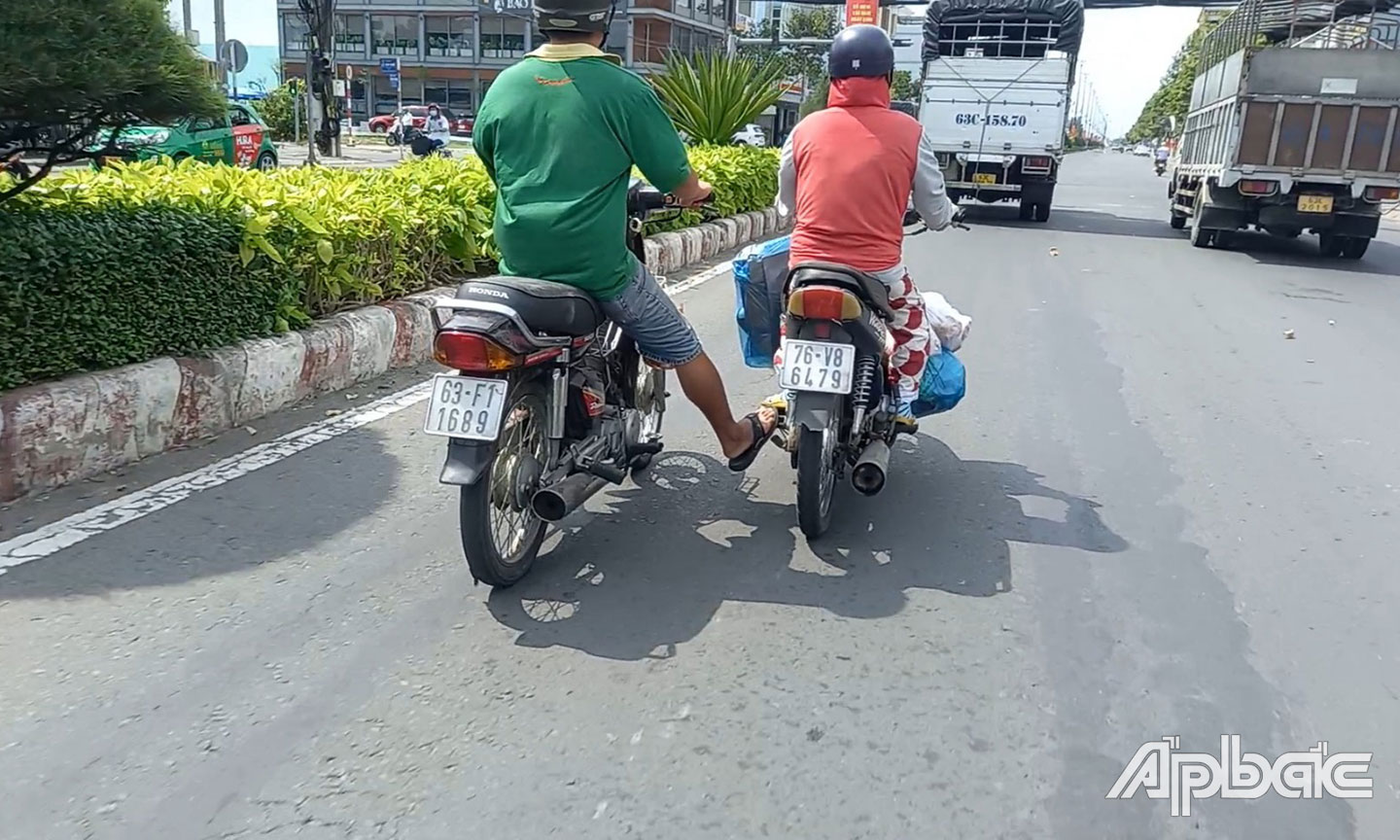 Chạy xe sai làn đường, đẩy nhau trên đường Hùng Vương (TP. Mỹ Tho).