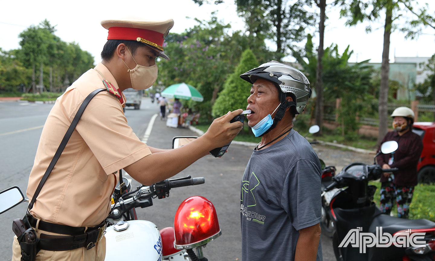 Kiểm tra nồng độ cồn.