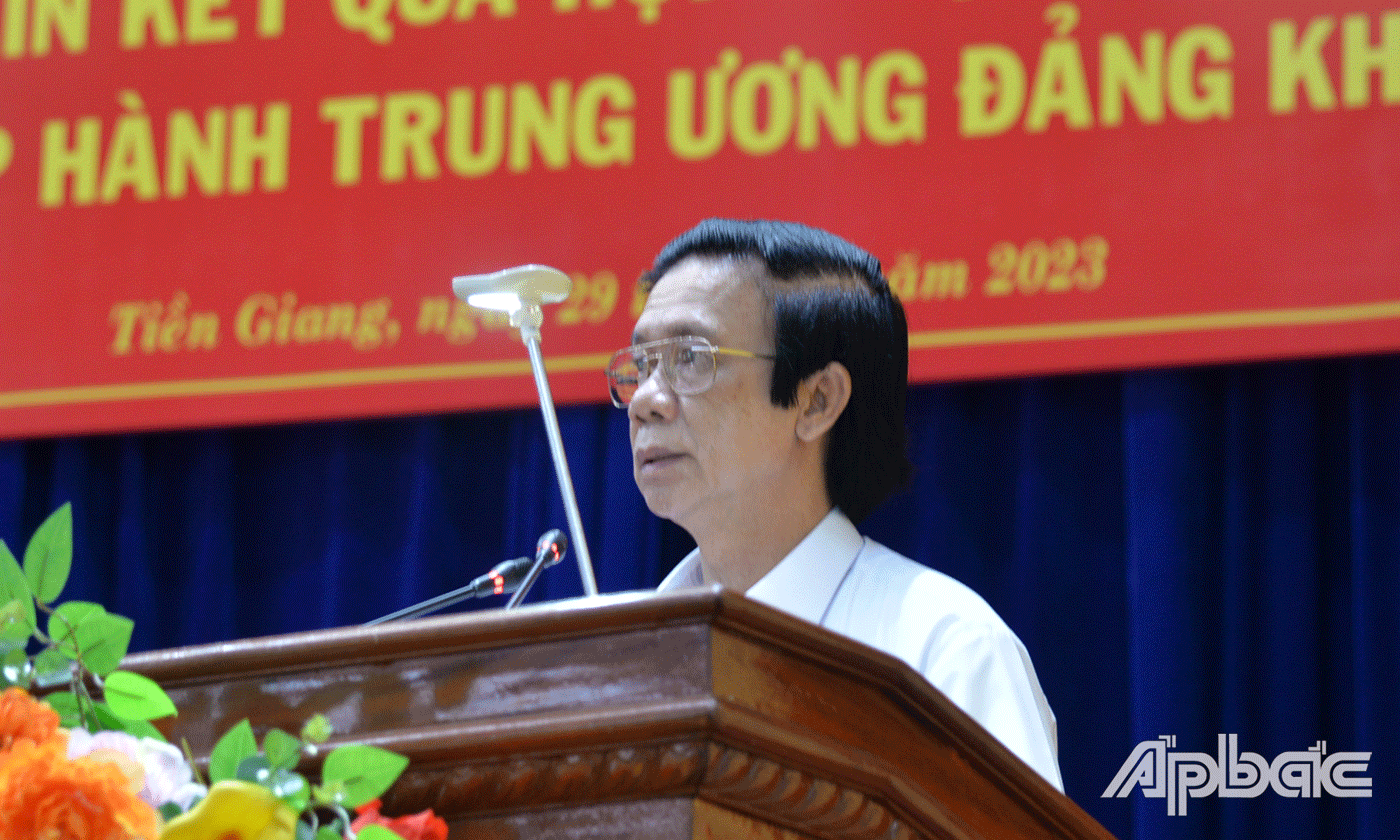Đồng chí Nguyễn Văn Danh, Bí thư Tỉnh ủ trực tiếp truyền đạt nội dung Hội nghị Trung ương 7.