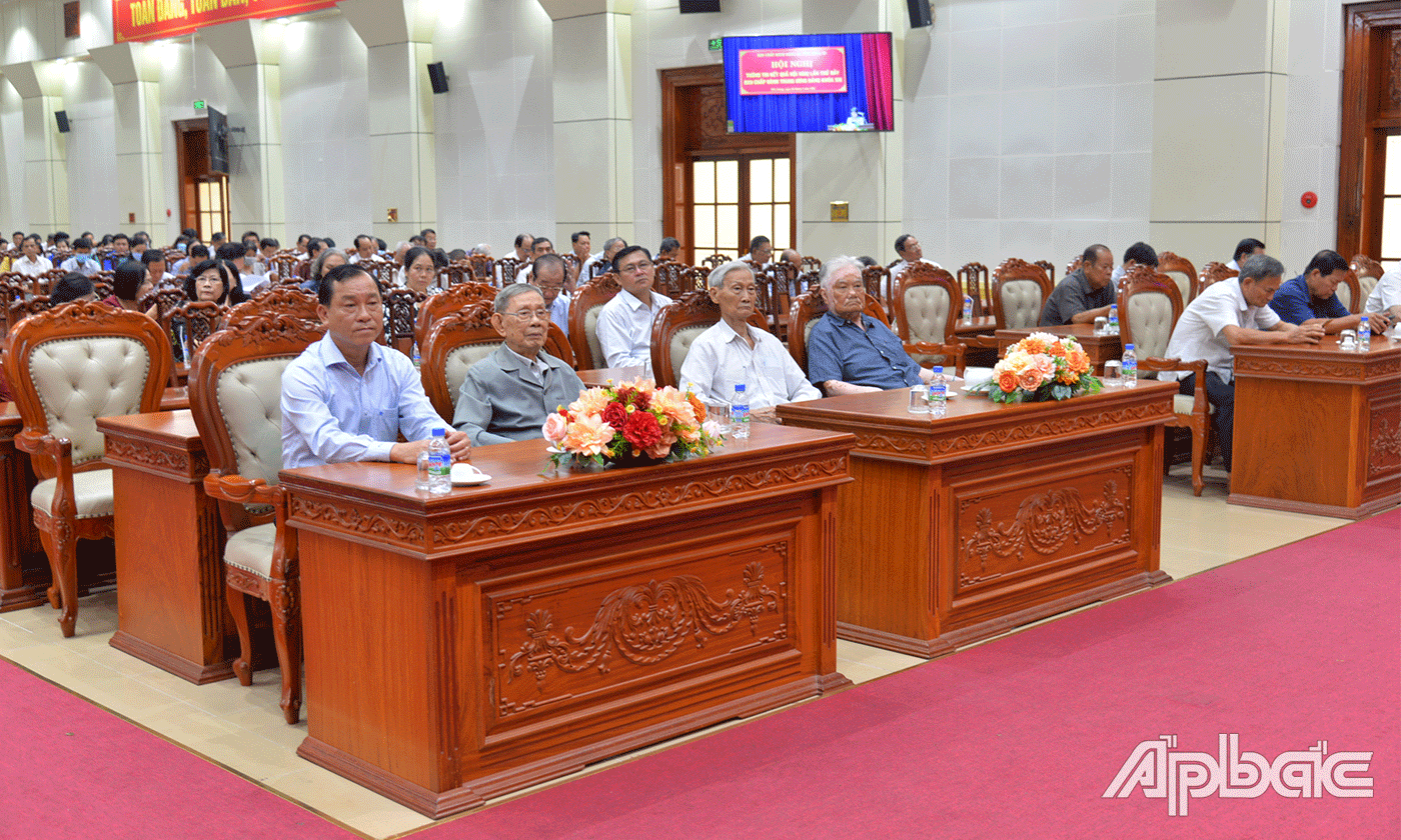 Đại biểu dự trực tiếp tại Hội trường Ấp Bắc.