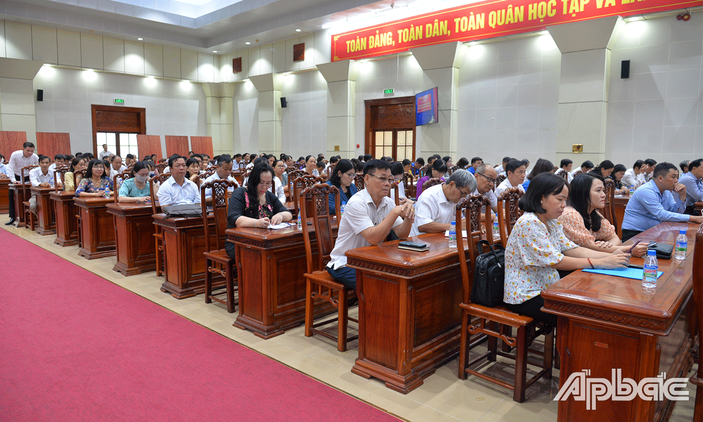 Đại biểu dự trực tiếp tại Hội trường Ấp Bắc.