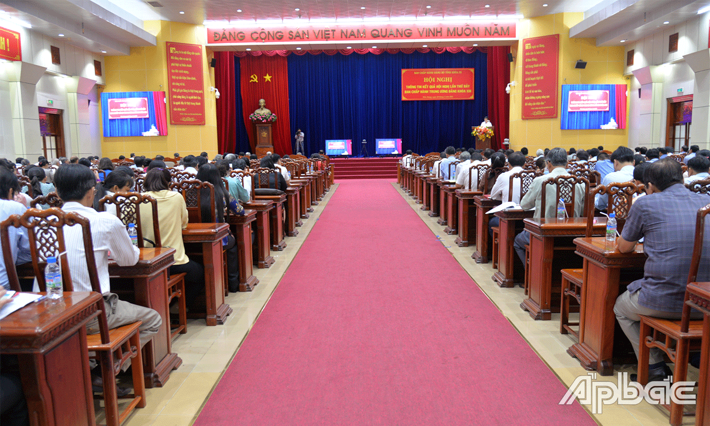 Đại biểu dự trực tiếp tại Hội trường Ấp Bắc.