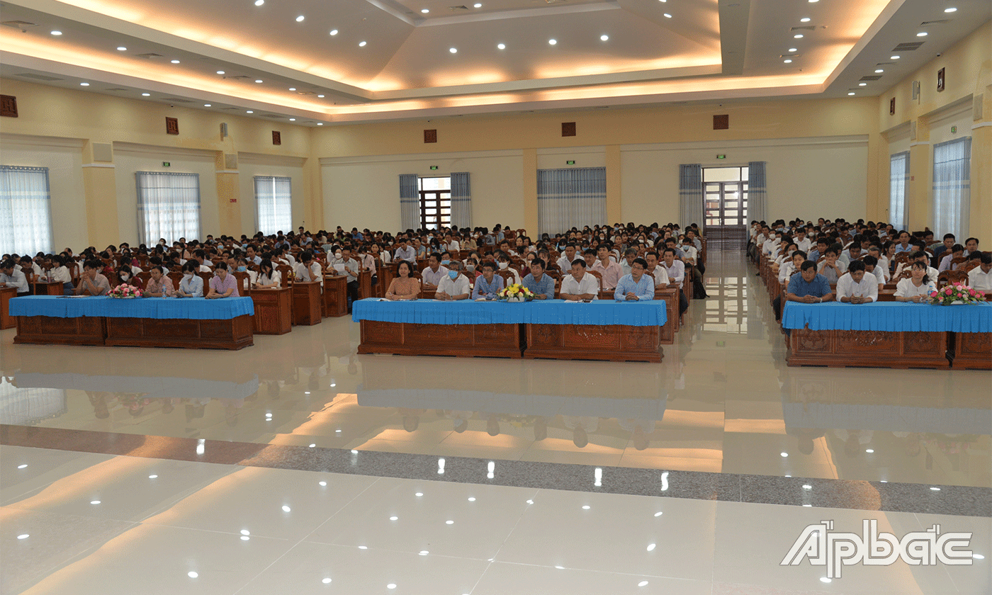 Trực tuyến tại điểm cầu Trường Chính trị tỉnh Tiền Giang.