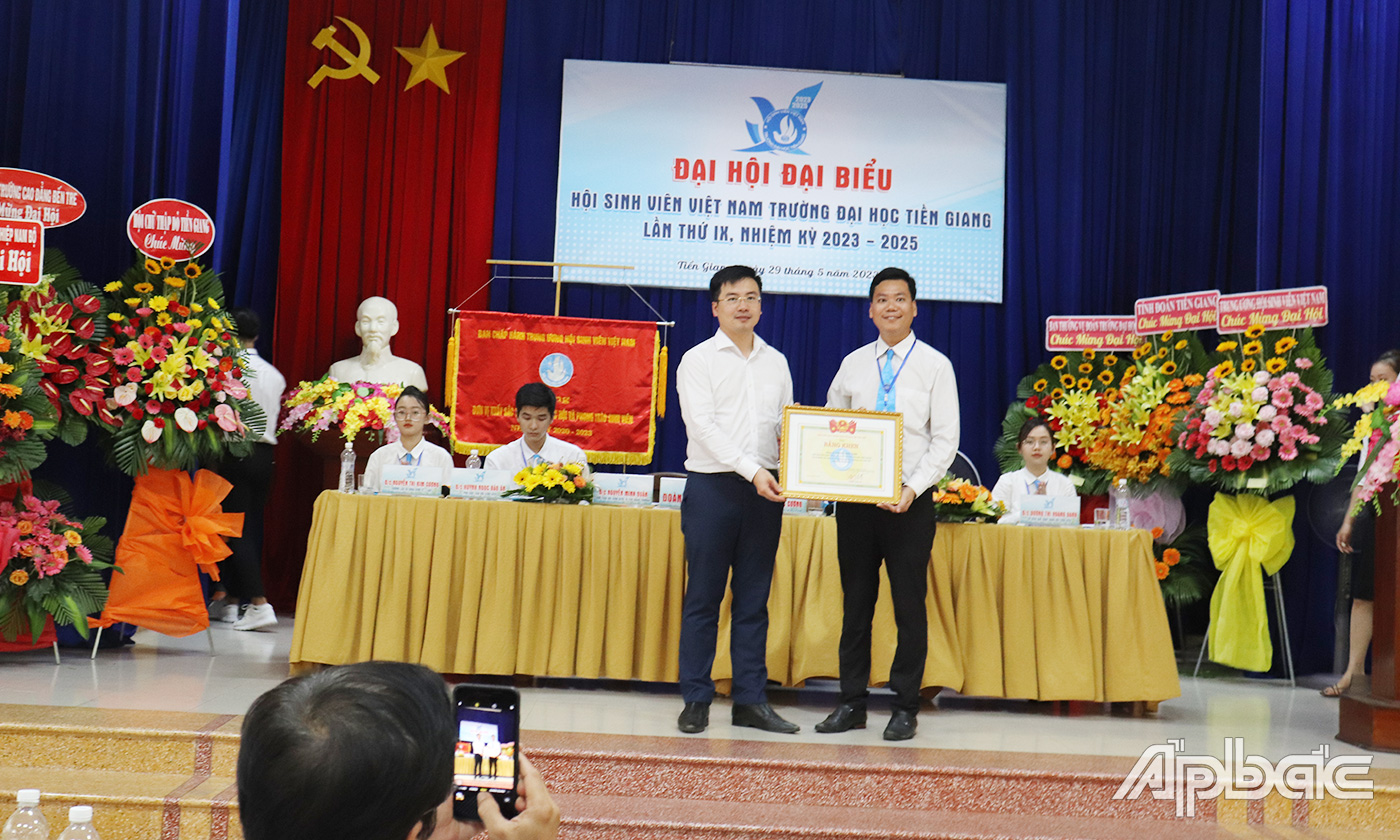 Đ/c Nguyễn Minh Quân, Chủ tịch Hội Sinh viên Trường Đại học Tiền Giang nhiệm kỳ 2020 - 2023 nhậnBằng khen của Trung ương Hội Sinh viên Việt Nam vì những đóng góp cho công tác hội. 