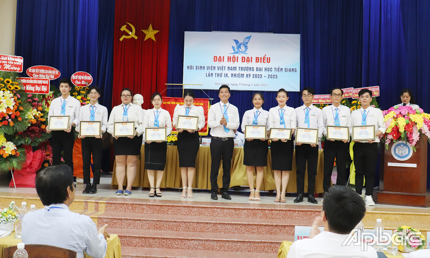 Các cá nhân nhận Giấy khen đã có những đóng góp cho phong trào công tác Hội.