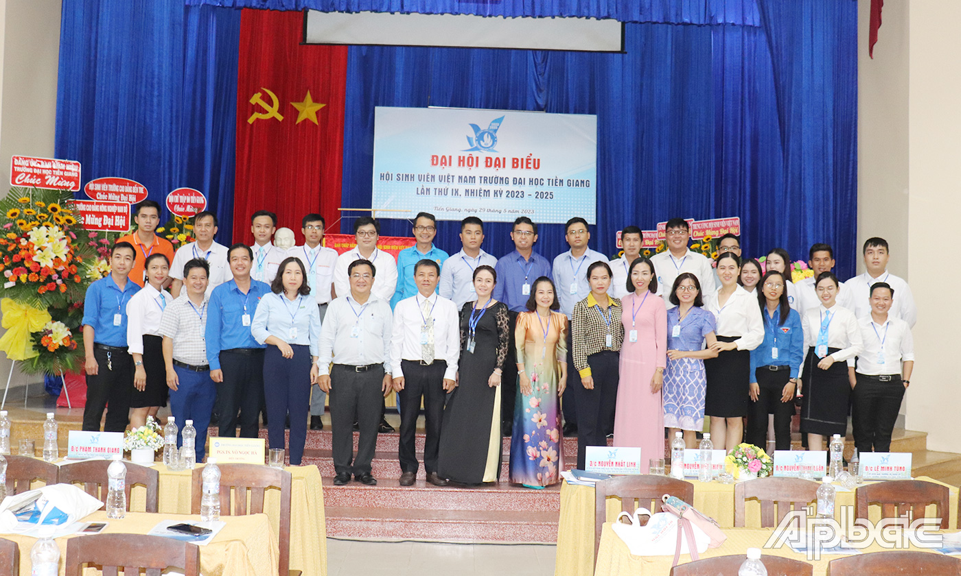 Các đại biểu chụp ảnh lưu niệm tại Đại hội.