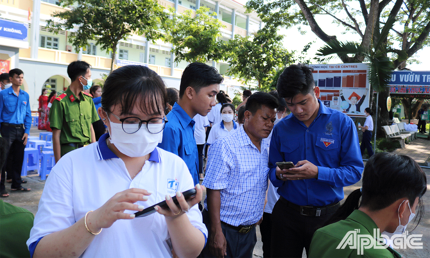 Các đội thanh niên tình nguyện hỗ trợ người dân cài đặt ứng dụng VNEID 