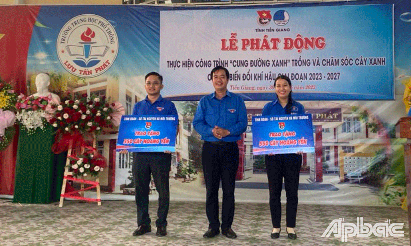 Phó Bí thư Tỉnh Đoàn Tiền Giang Phạm Thanh Giang trao tặng 1.100 cây xanh cho huyện Đoàn Cai Lậy và huyện Đoàn Cái Bè