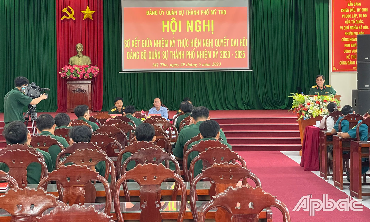 Đại tá Mai Văn Hoà- Tỉnh uỷ viên, Phó Bí thư Thường trực Đảng uỷ Quân sự tỉnh, Chính uỷ Bộ Chỉ huy Quân sự tỉnh Tiền Giang phát biểu chỉ đạo tại hội nghị